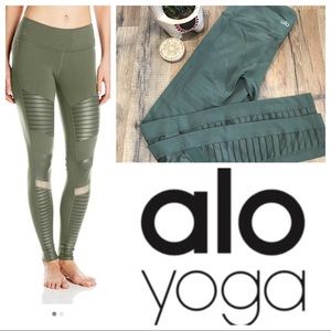 XS Alo Yoga Motto pants.
